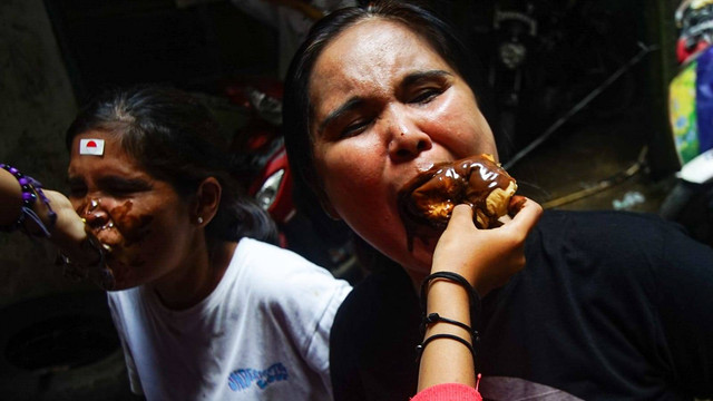 Perayaan HUT Ke-79 RI yang dilakukan Ibu-ibu Rusun Blok 18 Palembang yang antusias mengikuti lomba sejak pagi hari, Sabtu (17/8) Foto: ary priyanto/urban id