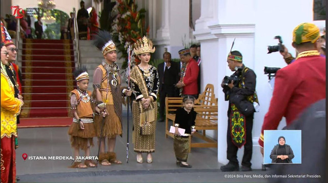 Gibran Rakabuming Raka bersama dengan putra, putri dan istrinya Selvi Ananda dalam memperingati HUT ke-79 RI. | Foto: YouTube Sekertaris Presiden