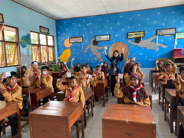 Gambar 1. Antusiasme anak-anak SD Negeri Watukumpul saat menunjukkan hasil karyanya.