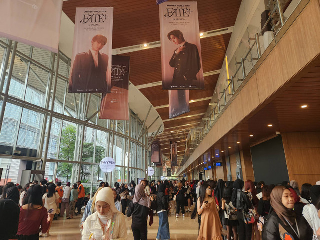 Penggemar Enhypen mulai memadati ICE BSD, tempat berlangsungnya konser Fate Plus in Jakarta, Sabtu (17/8). Foto: Ela Nurlaela/kumparan