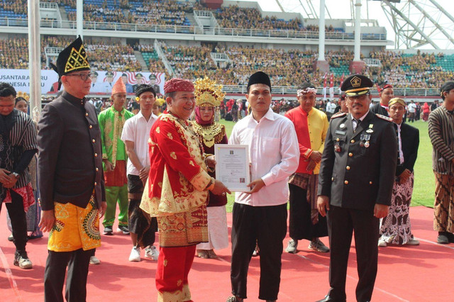 Prosesi penyerahan SK Remisi perwakilan narapidana yang langsung bebas oleh Bupati Jember