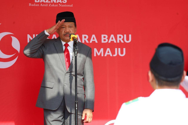 Ketua BAZNAS, Noor Achmad saat menjadi inspektur upacara pada peringatan HUT ke-79 RI yang digelar BAZNAS RI, Jakarta, Sabtu (17/8). Foto: dok. BAZNAS