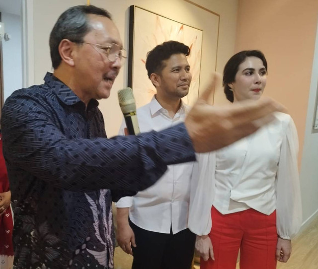 Prof. DR. dr. Hendy Hendarto, Sp.OG (K), saat menjelaskan kepada Emil Dardak dan Arumi Bachsin tentang klinik Tiara IVF RSIA Putri Surabaya. Foto: Masruroh/Basra