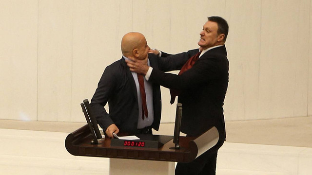 Anggota parlemen Partai Pekerja Turki (TIP), Ahmet Sik, berseteru dengan Anggota parlemen Partai AK Turki, Alpay Ozalan. Foto: REUTERS /Cagla Gurdogan