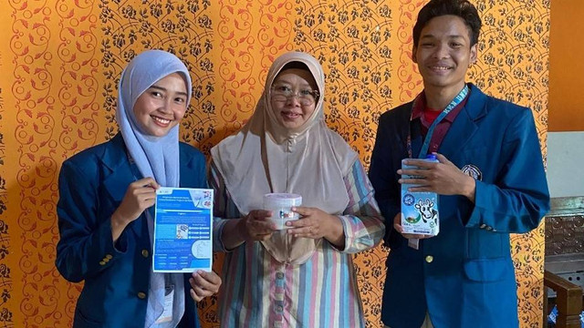 Mahasiswa KKN UNDIP foto fersama Ibu PKK dengan membawa produk yoghurt yang sudah jadi. Sumber Dokumen Pribadi