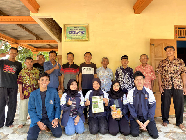 Sesi dokumentasi bersama anggota kelompok tani Ngudi Santoso Dusun Dawe. Sumber: Data Primer KKN TIM II UNDIP 2023/2024.