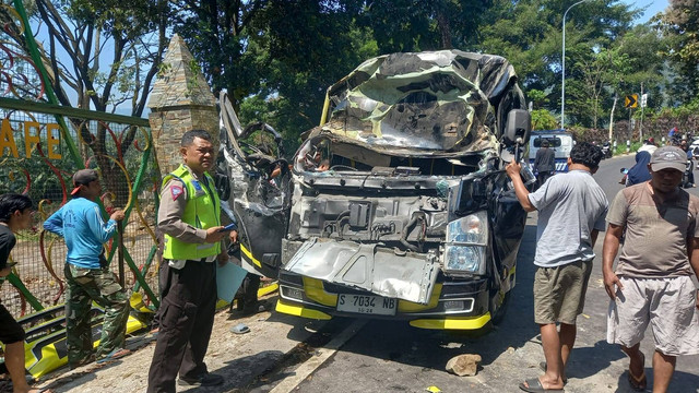 Mobil Elf bernopol S 7034 NB berpenumpang 19 Orang kecelakaan di Jalan Raya Bromo Desa Ngepung, Kecamatan Sukapura, Kabupaten Probolinggo, Sabtu (17/8/2024). Foto: dok. Polres Probolinggo