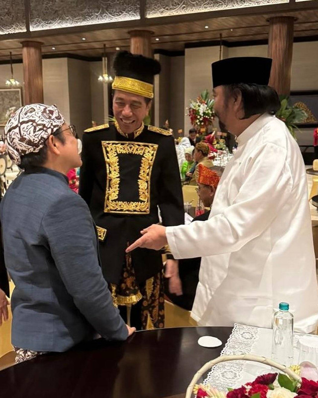 Ketua Umum PKB Muhaimin Iskandar (kiri) berbincang dengan Presiden Joko Widodo dan Ketum NasDem Surya Paloh usai ikuti upacara kemerdekaan di Istana Negara IKN, Sabtu (17/8). Foto: Instgaram / @cakiminow