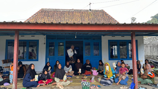 sesi foto bersama ibu-ibu madyogondo setelah penyampaian sosialisasi