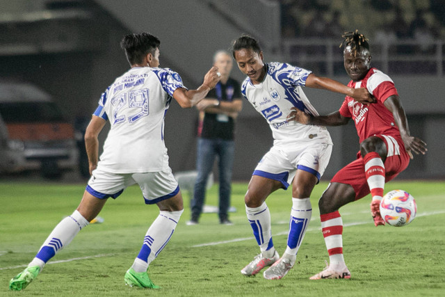 Pesepak bola Persis Solo Moussa Sidibe (kanan) berebut bola dengan pesepak bola PSIS Semarang Muhammad Haykal Alhafiz (tengah) dan Septian David Maulana (kiri) pada pertandingan BRI Liga I 2024/2025 di Stadion Manahan, Solo, Jawa Tengah, Sabtu (17/8) Foto: ANTARA FOTO/Mohammad Ayudha