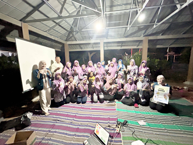 Gambar 1. Dokumentasi Bersama Ibu-ibu PKK Lingkungan, Kelurahan Gedong, Kecamatan Karanganyar, Kabupaten Karanganyar.