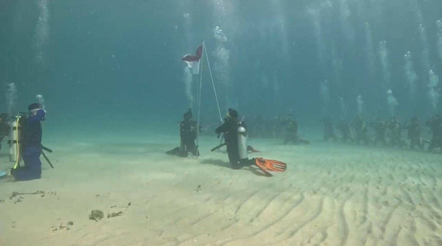 Detik-detik pengibaran bendera merah putih di dalam laut di Konawe Selatan.