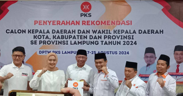 Penyerahan rekomendasi oleh Ketua DPW PKS Lampung, Ahmad Mufti Salim, kepada pasangan Rahmat Mirzani Djausal dan Jihan Nurlela sebagai Calon Gubernur dan Wakil Gubernur Lampung dalam Pilkada 2024 | Foto : Ist