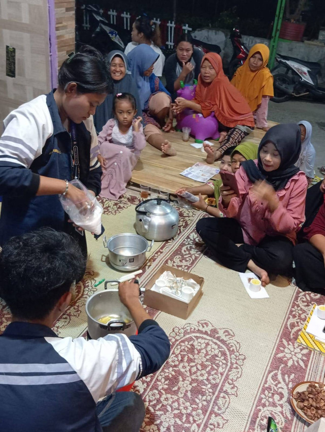 Dokumentasi Demonstrasi pembuatan Lilin Aromaterapi dari Minyak Jelantah KKN Tim II Undip bersama Ibu-ibu Dukuh Karangwuni