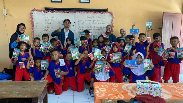 Mahasiswa KKN TIM II Universitas Diponegoro 2024, Hanifa Nazhiira memberikan pencerdasan literasi melalui story telling dengan teknik read aloud kepada guru dan siswa/i SD Negeri Nayu Kelurahan Joglo, Kecamatan Banjarsari, Kota Surakarta. Surakarta, Rabu (09-12/08/2024)