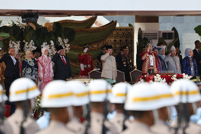 Prabowo Subianto mendampingi Presiden RI Jokowi dalam Upacara Penurunan Bendera Negara Sang Merah Putih pada Peringatan Hari Ulang Tahun (HUT) ke-79 RI di Istana Garuda Ibu Kota Nusantara (IKN) Penajam Paser Utara Kalimantan Timur, Sabtu (17/8).  Foto: Dok. Istimewa