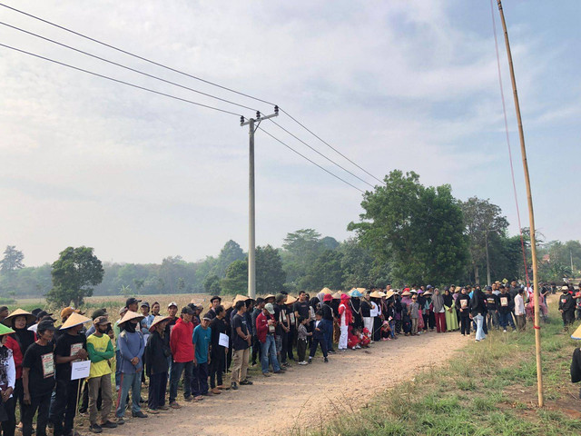 Ratusan petani yang melakukan upacara di lahan pertanian. | Foto: Ist