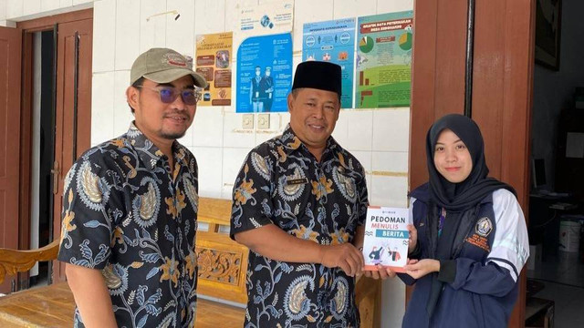 Dokumentasi penyerahan output kepada kepala Desa Sidoharjo