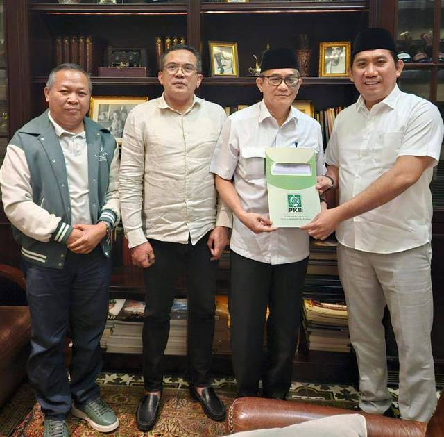 Bakal Calon Gubernur dan Wakil Gubernur Sumsel Heri Amalindo-Popo Ali saat menerima SK rekomendasi dukungan dari Partai PKB, sebelum menyatakan mundur dari pesta demokrasi Foto : Ist