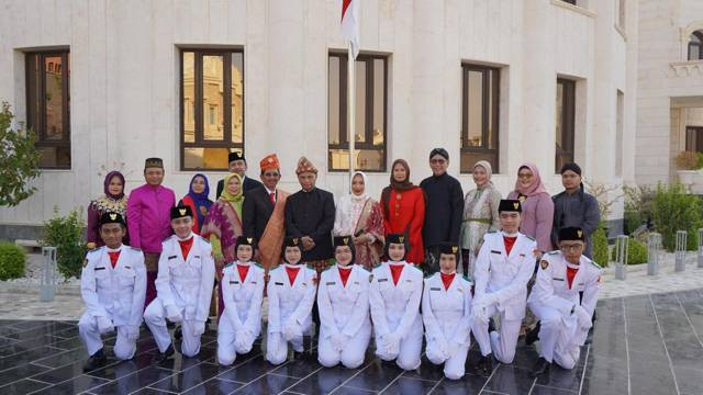 Duta Besar didampingi Home Staff KBRI Doha berfoto bersama dengan pasukan pengibar bendera.