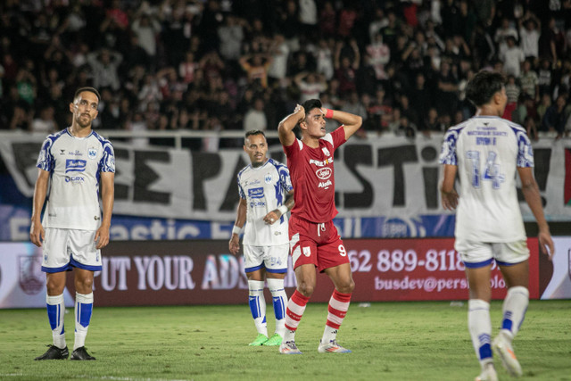 Ekspresi pesepak bola Persis Solo Ramadhan Sananta (kedua kanan) ketika gagal memanfaatkan peluang untuk mencetak gol ke gawang PSIS Semarang pada pertandingan BRI Liga I 2024/2025 di Stadion Manahan, Solo, Jawa Tengah, Sabtu (17/8/2024). Foto: ANTARA FOTO/Mohammad Ayudha