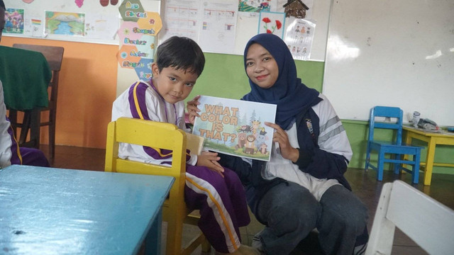 (02/08/2024) Dokumentasi Ria Putri Rahma Dewi bersama salah satu murid TK Islam Bakti 6