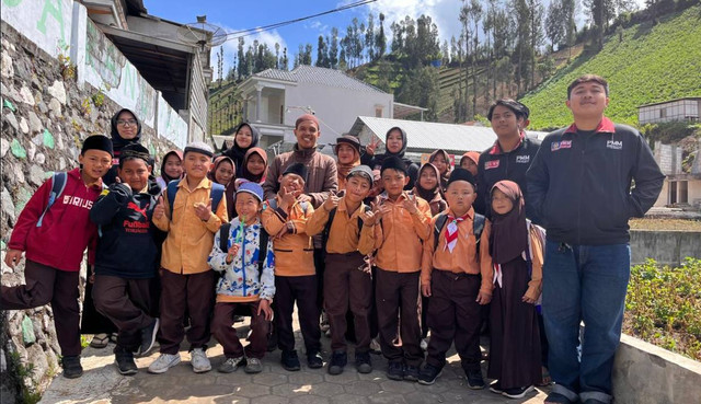 Foto bersama siswa Madrasah Ibtidaiyah 1TH dalam program sosialisasi dan edukasi kewirausahaan (Senin, 22/07/2024)