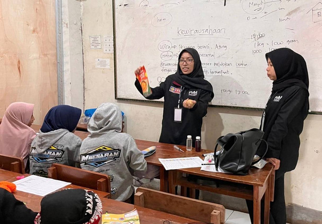 Kegiatan edukasi kewirausahaan oleh para mahasiswa UMM (Kamis, 1/08/2024)