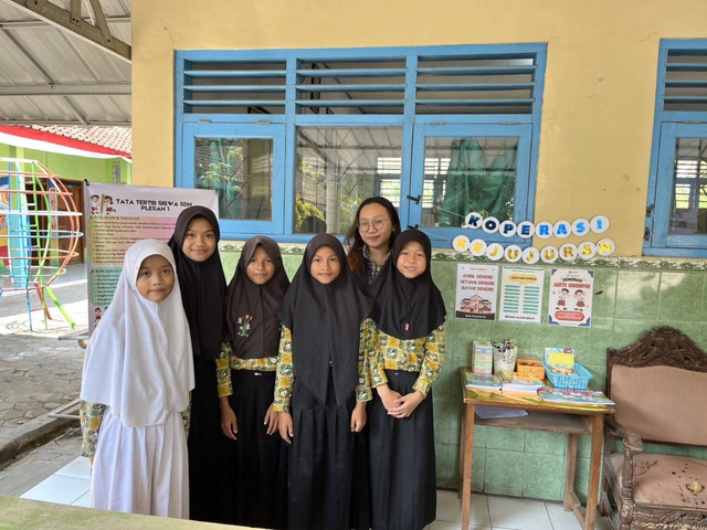 [24/07/2024] - Foto bersama para siswa SDN 01 Plesan dalam kegiatan edukasi pendidikan anti korupsi melalui pembentukan koperasi kejujuran. Sumber dokumentasi : Putri Theresia (Mahasiswa KKN UNDIP 2024)