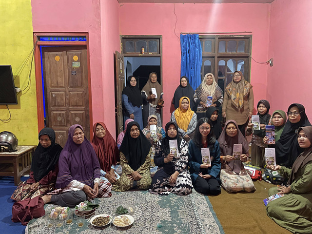 (Dokumentasi pribadi) Foto bersama ibu-ibu pengajian di Dusun Krajan