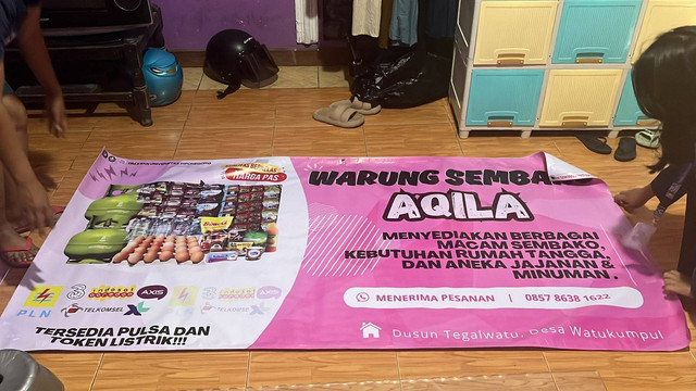 Gambar 1. Hasil desain banner yang telah dicetak dan diberikan kepada pelaku usaha untuk meningkatkan branding UMKM.