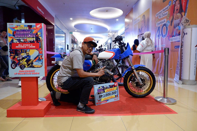 Harianto dan Honda XL125 bergaya Dakarnya yang menjadi salah satu pemenang Honda Modif Contest 2024 Makassar. Foto: Aditya Pratama Niagara/kumparan