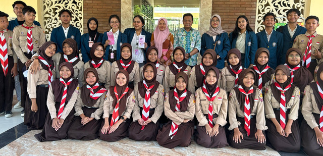 Gambar 1. Foto Bersama Siswa-Siswi dan Guru SMP Negeri 03 Bodeh, Pemalang (10/08/2024)