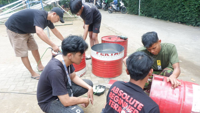 Pembuatan Tempat Pembakaran Sampah Minim Asap dengan Bantuan Karang Taruna Desa Tampingan