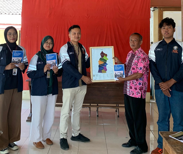 Gambar 1 penyerahan output peta dan booklet Desa Pulutan Kulon 