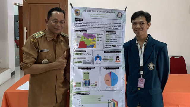 Dokumentasi Penyerahan Banner Infografis kepada Kepala Desa Jati, Karanganyar oleh Mahasiswa KKN Undip (Dok. pribadi)