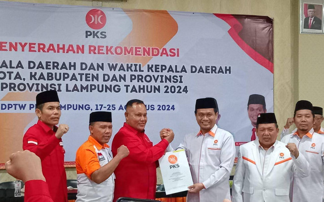 Penyerahan surat rekomendasi, Ketua DPW PKS Lampung, Ahmad Mufti Salim kepada Nanang Ermanto dan Antoni Imam sebagai pasangan calon bupati dan wakil bupati Lampung Selatan untuk Pilkada mendatang. | Foto : Ist