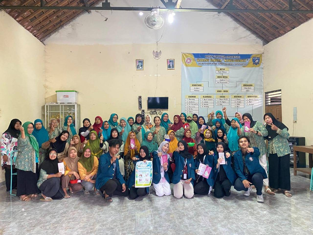 Foto Bersama Ibu-Ibu PKK Dusun Pendem Wetan (Sumber : Dokumantasi TIM II UNDIP)