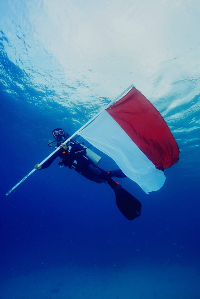 Bendera Merah Putih berkibar di bawah laut, Pertamina Grup melestarikan ekosistem bahari melalui edukasi pelestarian alam dan transplantasi terumbu karang di kawasan Gili Trawangan, Lombok, NTB. Foto: Dok. Pertamina