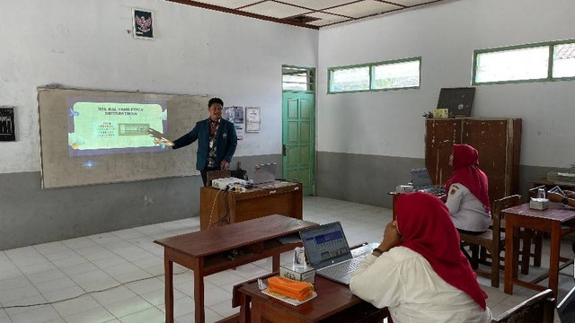 Pelaksanaan Workshop Pelatihan Canva di SDN 1 Temuireng. Dokumentasi Pribadi, 2024