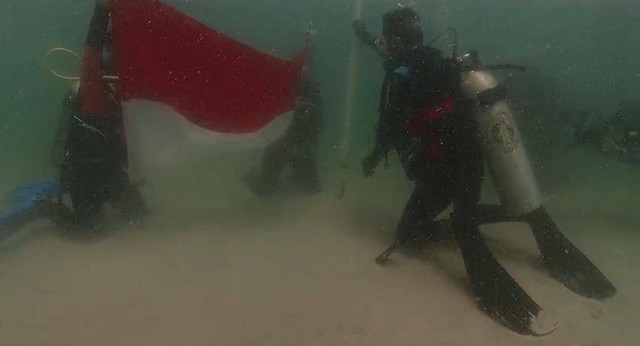 Pengibaran bendera Merah Putih di dasar laut peringati HUR RI ke-79. Foto: Dok. Istimewa