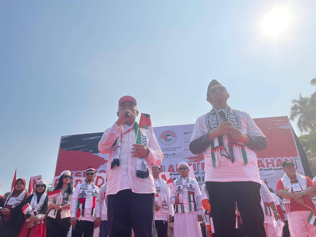 Ketua Pengarah Aliansi Rakyat Indonesia Bela Palestina (ARI-BP) Din Syamsuddin, saat berorasi di aksi Bela Palestina yang digelar di Patung Kuda, Monas, Jakarta Pusat, Minggu (18/8/2024).  Foto: Fadhil Pramudya/kumparan.