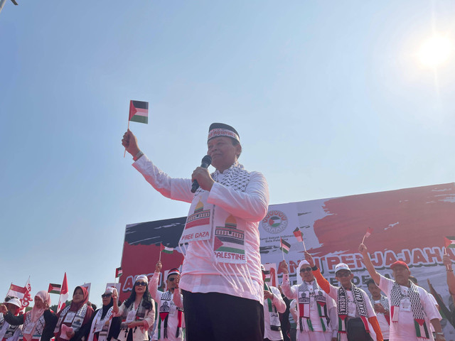 Wakil Ketua MPR RI, Hidayat Nur Wahid, saat menyampaikan orasi dalam aksi Bela Palestina di Patung Kuda, Monas, Jakarta Pusat, Minggu (18/8/2024).  Foto: Fadhil Pramudya/kumparan.