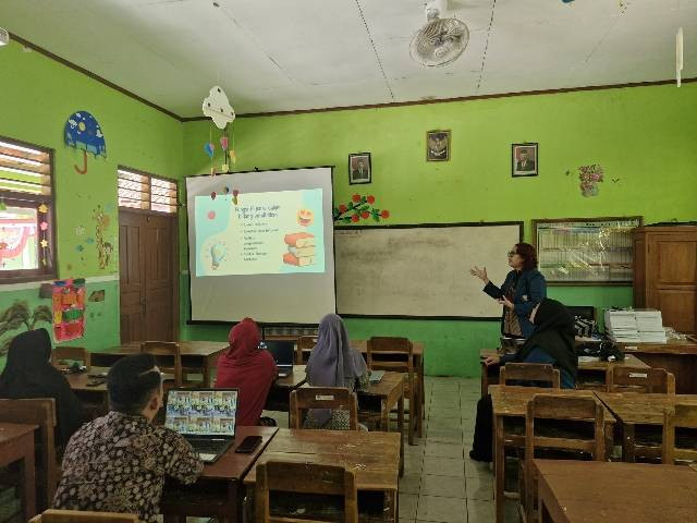  Shafa Azahra saat menjelaskan mengenai materi aplikasi IPUSNAS berama guru SDN 1 Kedungpilang