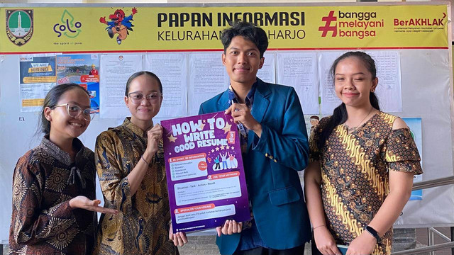 Pemberian poster guideline pembuatan CV ATS kepada anggota Karang Taruna Tegalharjo (Dok. Pribadi)