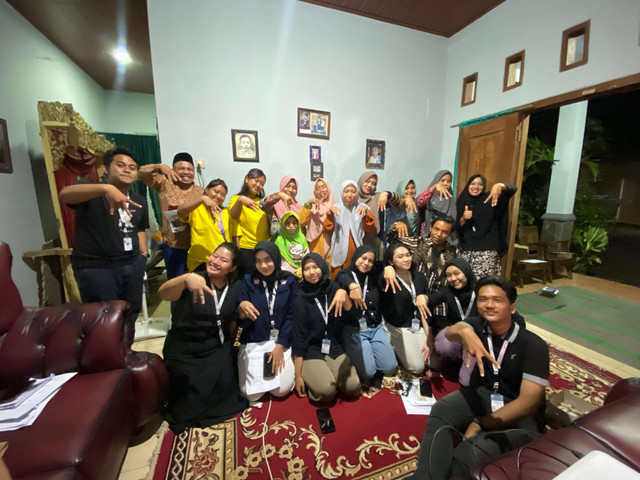 Tim II KKN Undip 2024 Bersama Para Pemilik UMKM F&B Desa Madugowongjati