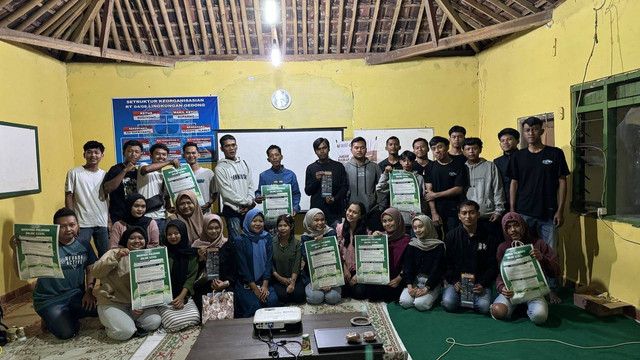 Gambar 1. Pelaksanaan Pemberian Edukasi Bersama Karang Taruna Kelurahan Gedong