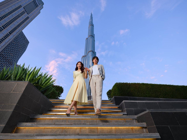 Park Shin-hye dan Park Hyung-sik di Burj Khalifa, Dubai dalam kampanye pariwisata terbaru DET.
 Foto: Dubai Economic Tourism (DET)