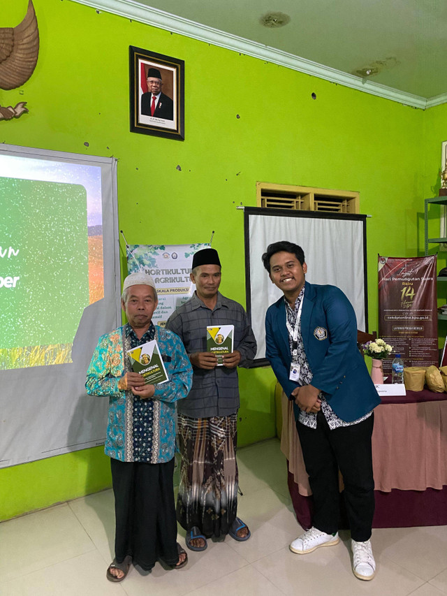 Penyerahan Booklet Kepada Ketua Kelompok Tani Usaha dan Kelompok Tani Dewi Ratih Desa Madugowongjati