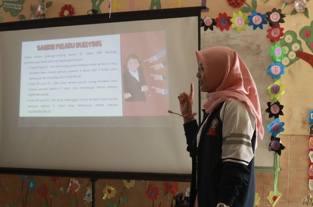 Penyampaian Materi "Lindungi Anak Bangsa dari Tindakan Bullying" oleh Larisa Nala Octavia Mahasiswi S1 Fakultas Hukum Universitas Diponegoro (KKN Tim II Undip 2024)